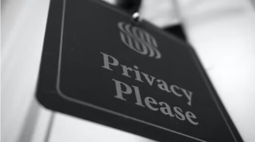 Placa na rua informando sobre privacidade